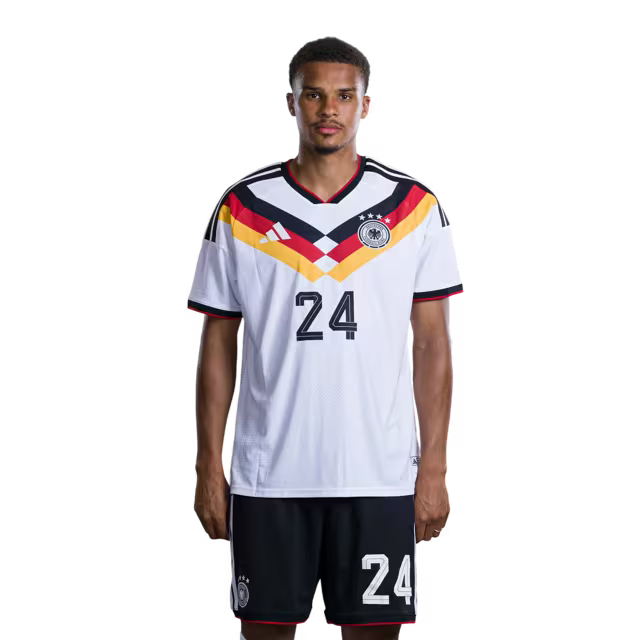 Trikot der deutschen Fußballnationalmannschaft für die Weltmeisterschaft 2026 (Spielerversion/Spielversion) – Verteidiger: Nr. 22 David RAUM, Nr. 24 Malick THIAW
