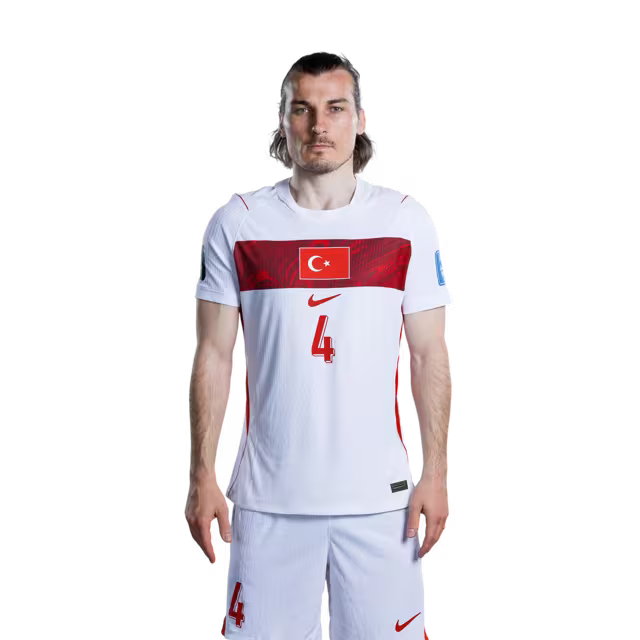 Türkiye 2026 Dünya Kupası Forması - Oyuncu Versiyonu - Maç Versiyonu - Defans: 2 Nihad MUJAKIĆ, 3 Merih DEMIRAL, 4 Çağlar SOYUNCU