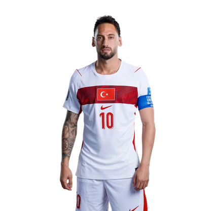 Türkiye A Milli Futbol Takımı 2026 FIFA Dünya Kupası Forması (Oyuncu Versiyonu ve Maç Versiyonu) – Orta Saha Oyuncuları: 5 Salih Özcan, 6 Orkun Kökçü, 10 Hakan Çalhanoğlu