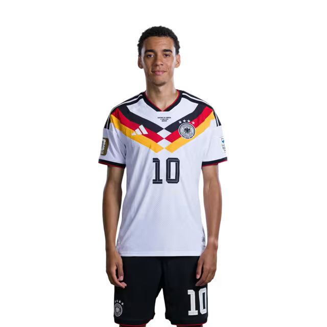 Trikot der deutschen Fußballnationalmannschaft für die Weltmeisterschaft 2026 (Spielerversion/Spielversion) — Mittelfeldspieler: Nr. 10 Jamal Musiala, Nr. 13 Pascal Gross, Nr. 16 Angelo Stiller