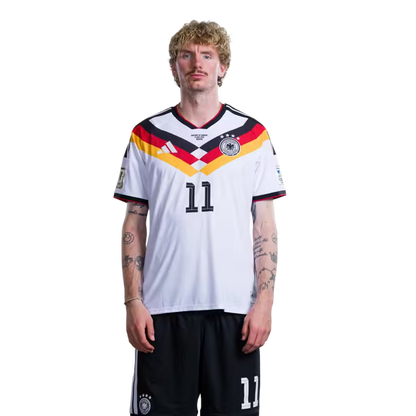 Trikot der deutschen Fußballnationalmannschaft für die Weltmeisterschaft 2026 (Spielerversion/Spielversion) – Stürmer: Nr. 7 Kai Havertz, Nr. 11 Nick Woltemade, Nr. 14 Maximilian Beier, Nr. 26 Deniz Undav