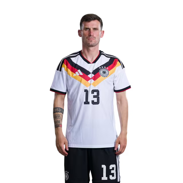 Trikot der deutschen Fußballnationalmannschaft für die Weltmeisterschaft 2026 (Spielerversion/Spielversion) — Mittelfeldspieler: Nr. 10 Jamal Musiala, Nr. 13 Pascal Gross, Nr. 16 Angelo Stiller