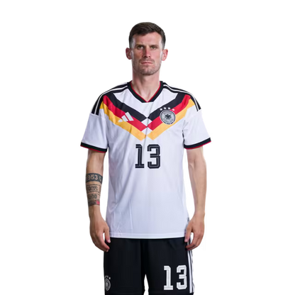 Trikot der deutschen Fußballnationalmannschaft für die Weltmeisterschaft 2026 (Spielerversion/Spielversion) — Mittelfeldspieler: Nr. 10 Jamal Musiala, Nr. 13 Pascal Gross, Nr. 16 Angelo Stiller