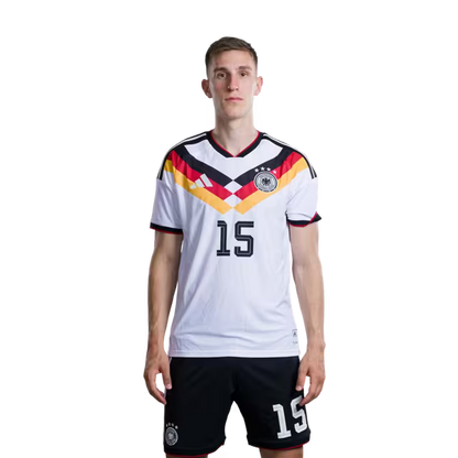 Trikot der deutschen Fußballnationalmannschaft für die Weltmeisterschaft 2026 (Spielerversion/Spielversion) — Verteidiger: Nr. 6 Joshua Kimmich, Nr. 15 Nico Schlotterbeck, Nr. 18 Nathaniel Brown