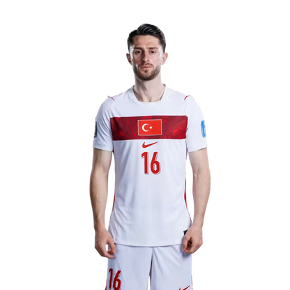 Türkiye Milli Futbol Takımı 2026 FIFA Dünya Kupası Forması (Oyuncu Versiyonu ve Maç Versiyonu) – Orta Saha Oyuncuları: 16 İsmail Yüksel, 22 Kaan Ayhan