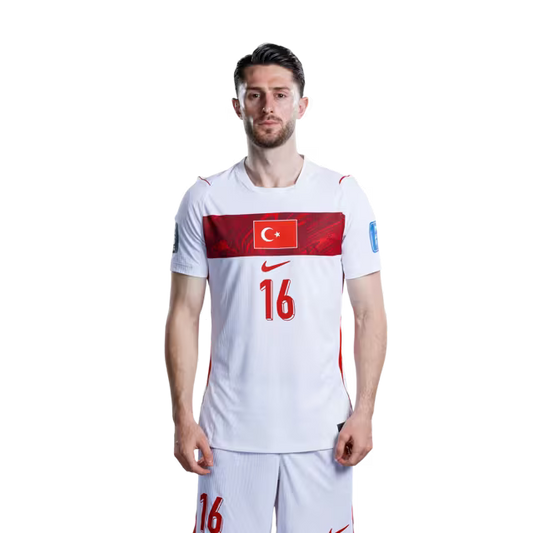 Türkiye Milli Futbol Takımı 2026 FIFA Dünya Kupası Forması (Oyuncu Versiyonu ve Maç Versiyonu) – Orta Saha Oyuncuları: 16 İsmail Yüksel, 22 Kaan Ayhan