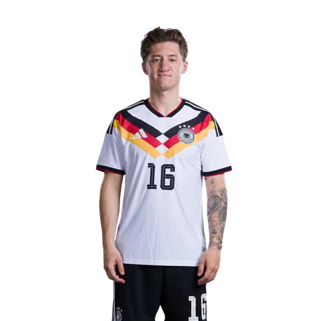 Trikot der deutschen Fußballnationalmannschaft für die Weltmeisterschaft 2026 (Spielerversion/Spielversion) — Mittelfeldspieler: Nr. 10 Jamal Musiala, Nr. 13 Pascal Gross, Nr. 16 Angelo Stiller