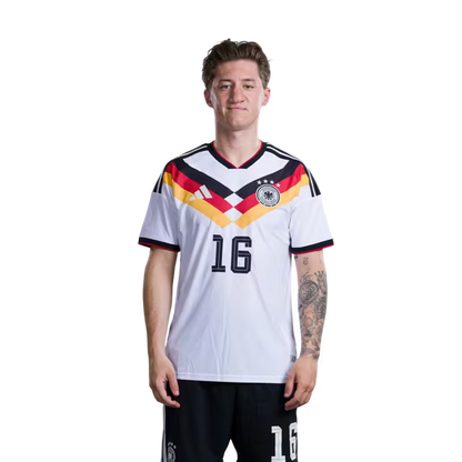 Trikot der deutschen Fußballnationalmannschaft für die Weltmeisterschaft 2026 (Spielerversion/Spielversion) — Mittelfeldspieler: Nr. 10 Jamal Musiala, Nr. 13 Pascal Gross, Nr. 16 Angelo Stiller