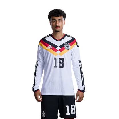 Trikot der deutschen Fußballnationalmannschaft für die Weltmeisterschaft 2026 (Spielerversion/Spielversion) — Verteidiger: Nr. 6 Joshua Kimmich, Nr. 15 Nico Schlotterbeck, Nr. 18 Nathaniel Brown