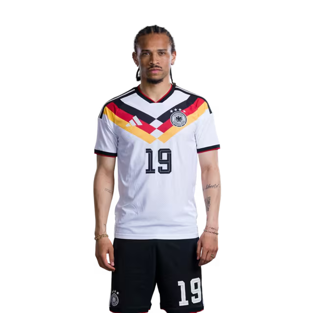 Trikot der deutschen Fußballnationalmannschaft für die Weltmeisterschaft 2026 (Spielerversion/Spielversion) — Mittelfeldspieler: Nr. 17 Florian Wirtz, Nr. 19 Leroy Sane, Nr. 20 Nadiem Amiri