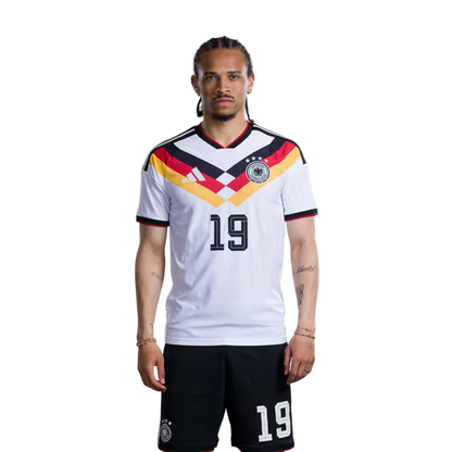 Trikot der deutschen Fußballnationalmannschaft für die Weltmeisterschaft 2026 (Spielerversion/Spielversion) — Mittelfeldspieler: Nr. 17 Florian Wirtz, Nr. 19 Leroy Sane, Nr. 20 Nadiem Amiri