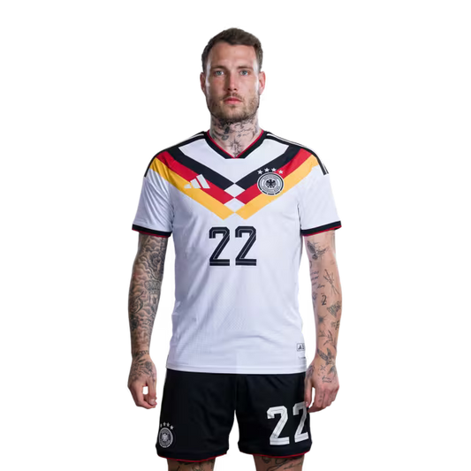 Trikot der deutschen Fußballnationalmannschaft für die Weltmeisterschaft 2026 (Spielerversion/Spielversion) – Verteidiger: Nr. 22 David RAUM, Nr. 24 Malick THIAW