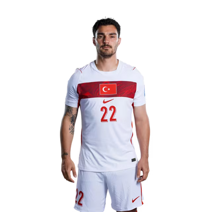 Türkiye Milli Futbol Takımı 2026 FIFA Dünya Kupası Forması (Oyuncu Versiyonu ve Maç Versiyonu) – Orta Saha Oyuncuları: 16 İsmail Yüksel, 22 Kaan Ayhan