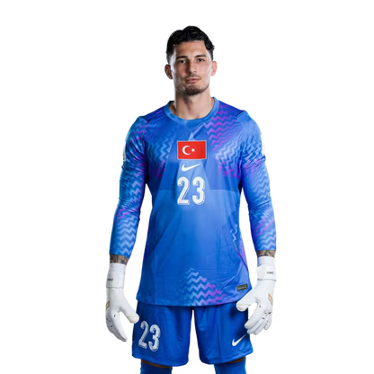 Türkiye 2026 Dünya Kupası Formaları - Oyuncu Versiyonu, Maç Versiyonu - Kaleciler: 1 Mert GÜNOK, 12 Altay BAYINDIR, 23 Uğurcan ÇAKIR