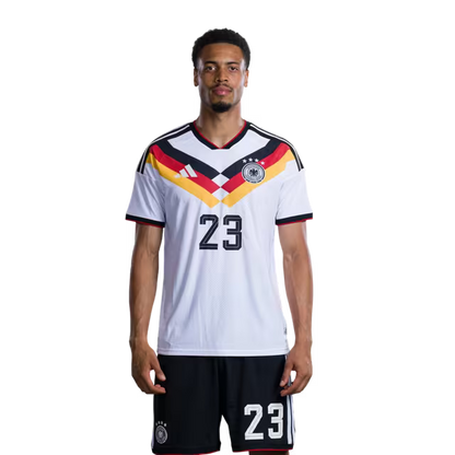 Trikot der deutschen Fußballnationalmannschaft für die Weltmeisterschaft 2026 (Spielerversion/Spielversion) – Mittelfeldspieler: Nr. 23 Felix Nmecha, Nr. 25 Assan Ouedraogo