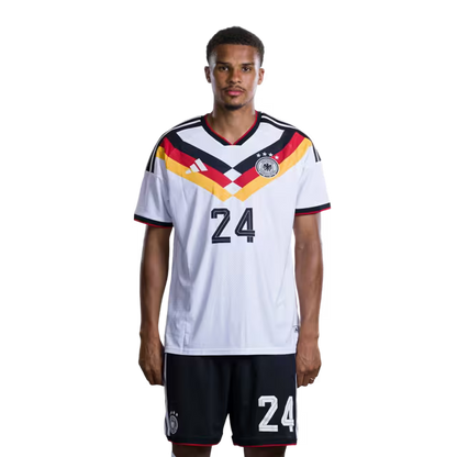 Trikot der deutschen Fußballnationalmannschaft für die Weltmeisterschaft 2026 (Spielerversion/Spielversion) – Verteidiger: Nr. 22 David RAUM, Nr. 24 Malick THIAW