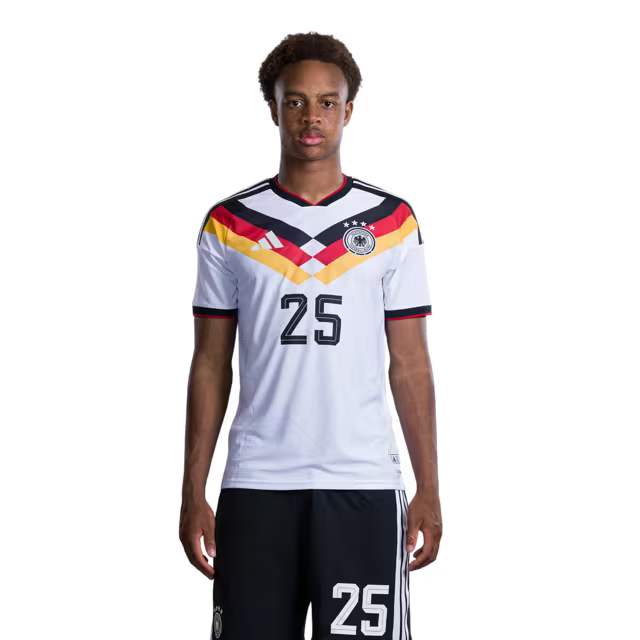 Trikot der deutschen Fußballnationalmannschaft für die Weltmeisterschaft 2026 (Spielerversion/Spielversion) – Mittelfeldspieler: Nr. 23 Felix Nmecha, Nr. 25 Assan Ouedraogo