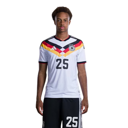 Trikot der deutschen Fußballnationalmannschaft für die Weltmeisterschaft 2026 (Spielerversion/Spielversion) – Mittelfeldspieler: Nr. 23 Felix Nmecha, Nr. 25 Assan Ouedraogo