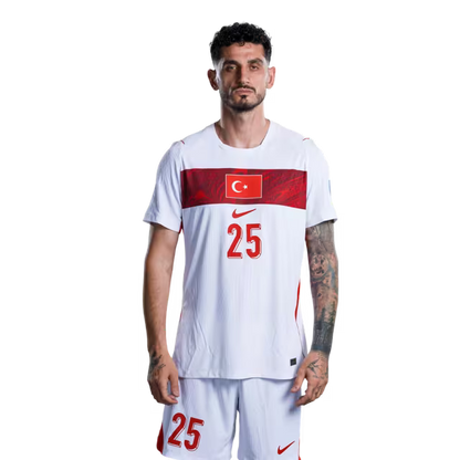 Türkiye 2026 Dünya Kupası Forması - Oyuncu Versiyonu - Maç Versiyonu - Defanslar: 18 Mert MULDUR, 20 Ferdi KADIOGLU, 25 Samet AKAYDIN