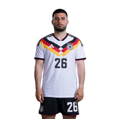 Trikot der deutschen Fußballnationalmannschaft für die Weltmeisterschaft 2026 (Spielerversion/Spielversion) – Stürmer: Nr. 7 Kai Havertz, Nr. 11 Nick Woltemade, Nr. 14 Maximilian Beier, Nr. 26 Deniz Undav