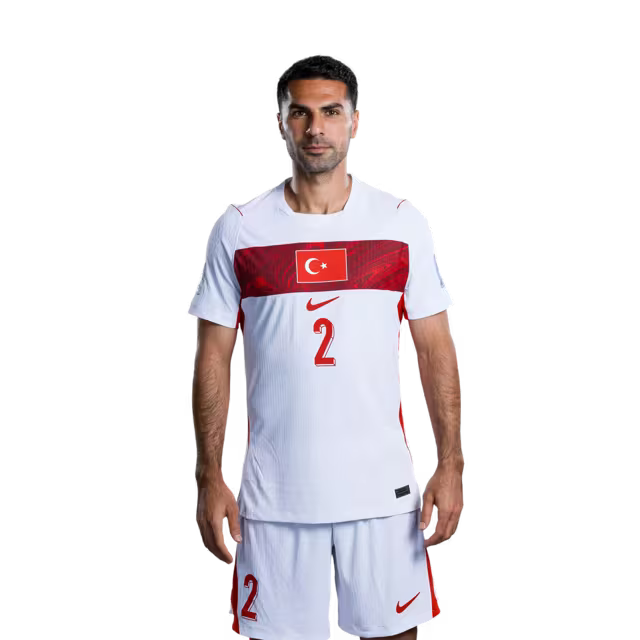 Türkiye 2026 Dünya Kupası Forması - Oyuncu Versiyonu - Maç Versiyonu - Defans: 2 Nihad MUJAKIĆ, 3 Merih DEMIRAL, 4 Çağlar SOYUNCU