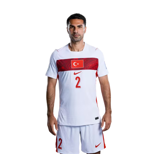 Türkiye 2026 Dünya Kupası Forması - Oyuncu Versiyonu - Maç Versiyonu - Defans: 2 Nihad MUJAKIĆ, 3 Merih DEMIRAL, 4 Çağlar SOYUNCU