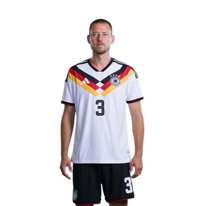 Trikot der deutschen Fußballnationalmannschaft für die Weltmeisterschaft 2026 (Spielerversion/Spielversion) — Verteidiger: Nr. 2 Antonio Rüdiger, Nr. 3 Waldemar Anton, Nr. 4 Jonathan Tah