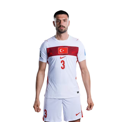 Türkiye 2026 Dünya Kupası Forması - Oyuncu Versiyonu - Maç Versiyonu - Defans: 2 Nihad MUJAKIĆ, 3 Merih DEMIRAL, 4 Çağlar SOYUNCU