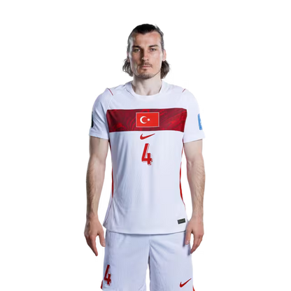 Türkiye 2026 Dünya Kupası Forması - Oyuncu Versiyonu - Maç Versiyonu - Defans: 2 Nihad MUJAKIĆ, 3 Merih DEMIRAL, 4 Çağlar SOYUNCU