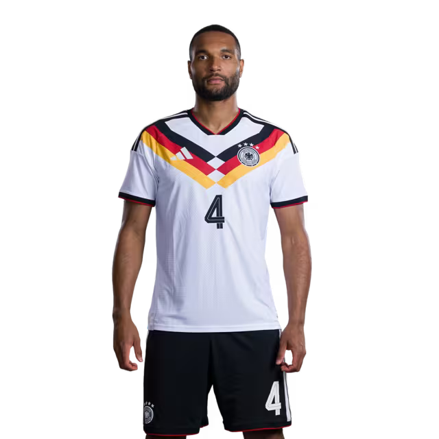 Trikot der deutschen Fußballnationalmannschaft für die Weltmeisterschaft 2026 (Spielerversion/Spielversion) — Verteidiger: Nr. 2 Antonio Rüdiger, Nr. 3 Waldemar Anton, Nr. 4 Jonathan Tah