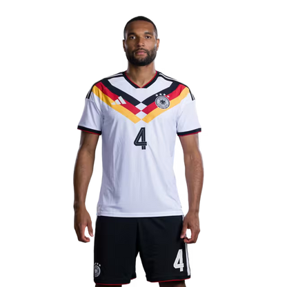Trikot der deutschen Fußballnationalmannschaft für die Weltmeisterschaft 2026 (Spielerversion/Spielversion) — Verteidiger: Nr. 2 Antonio Rüdiger, Nr. 3 Waldemar Anton, Nr. 4 Jonathan Tah