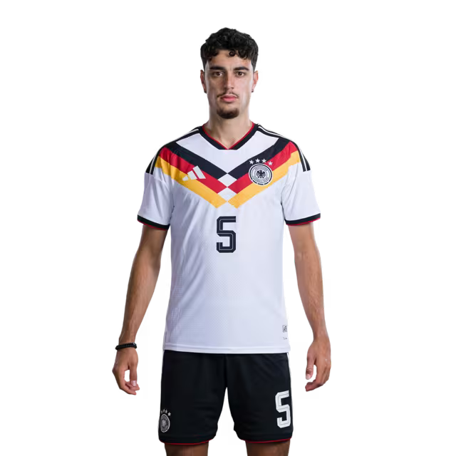 Trikot der deutschen Fußballnationalmannschaft für die Weltmeisterschaft 2026 (Spielerversion/Spielversion) – Mittelfeldspieler: Nr. 5 Aleksandar Pavlovic, Nr. 8 Leon Goretzka, Nr. 9 Jamie Leweling