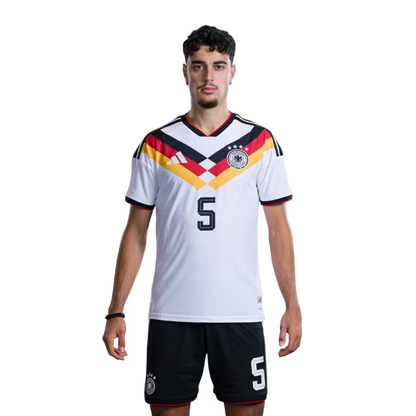 Trikot der deutschen Fußballnationalmannschaft für die Weltmeisterschaft 2026 (Spielerversion/Spielversion) – Mittelfeldspieler: Nr. 5 Aleksandar Pavlovic, Nr. 8 Leon Goretzka, Nr. 9 Jamie Leweling