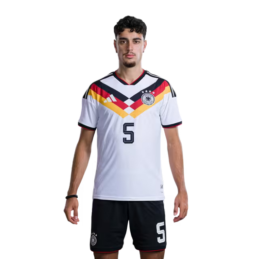 Trikot der deutschen Fußballnationalmannschaft für die Weltmeisterschaft 2026 (Spielerversion/Spielversion) – Mittelfeldspieler: Nr. 5 Aleksandar Pavlovic, Nr. 8 Leon Goretzka, Nr. 9 Jamie Leweling