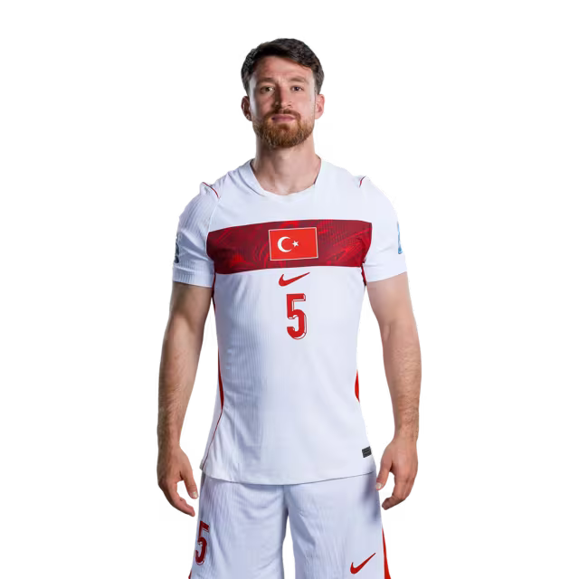 Türkiye A Milli Futbol Takımı 2026 FIFA Dünya Kupası Forması (Oyuncu Versiyonu ve Maç Versiyonu) – Orta Saha Oyuncuları: 5 Salih Özcan, 6 Orkun Kökçü, 10 Hakan Çalhanoğlu
