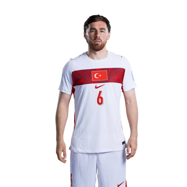 Türkiye A Milli Futbol Takımı 2026 FIFA Dünya Kupası Forması (Oyuncu Versiyonu ve Maç Versiyonu) – Orta Saha Oyuncuları: 5 Salih Özcan, 6 Orkun Kökçü, 10 Hakan Çalhanoğlu