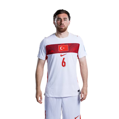Türkiye A Milli Futbol Takımı 2026 FIFA Dünya Kupası Forması (Oyuncu Versiyonu ve Maç Versiyonu) – Orta Saha Oyuncuları: 5 Salih Özcan, 6 Orkun Kökçü, 10 Hakan Çalhanoğlu