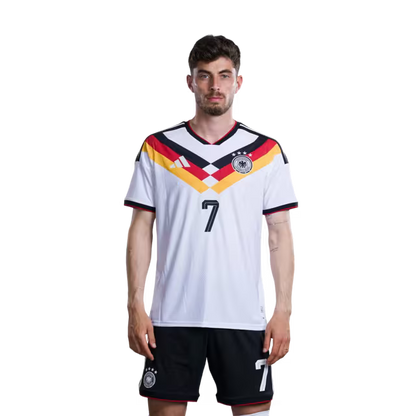 Trikot der deutschen Fußballnationalmannschaft für die Weltmeisterschaft 2026 (Spielerversion/Spielversion) – Stürmer: Nr. 7 Kai Havertz, Nr. 11 Nick Woltemade, Nr. 14 Maximilian Beier, Nr. 26 Deniz Undav