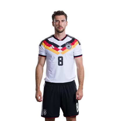 Trikot der deutschen Fußballnationalmannschaft für die Weltmeisterschaft 2026 (Spielerversion/Spielversion) – Mittelfeldspieler: Nr. 5 Aleksandar Pavlovic, Nr. 8 Leon Goretzka, Nr. 9 Jamie Leweling