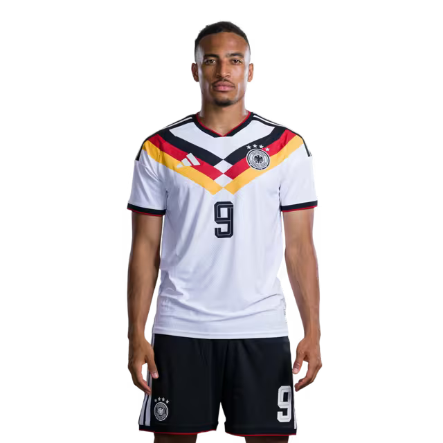 Trikot der deutschen Fußballnationalmannschaft für die Weltmeisterschaft 2026 (Spielerversion/Spielversion) – Mittelfeldspieler: Nr. 5 Aleksandar Pavlovic, Nr. 8 Leon Goretzka, Nr. 9 Jamie Leweling