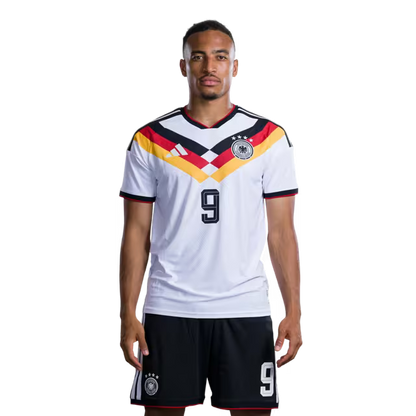 Trikot der deutschen Fußballnationalmannschaft für die Weltmeisterschaft 2026 (Spielerversion/Spielversion) – Mittelfeldspieler: Nr. 5 Aleksandar Pavlovic, Nr. 8 Leon Goretzka, Nr. 9 Jamie Leweling