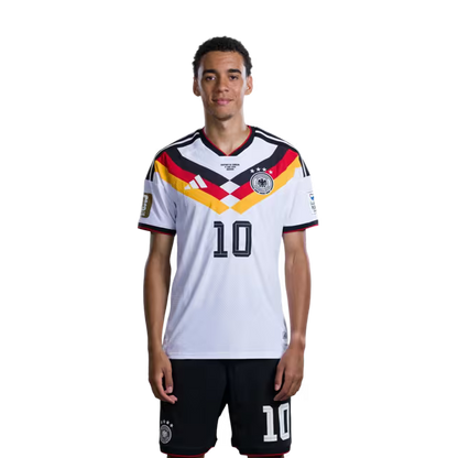 Trikot der deutschen Fußballnationalmannschaft für die Weltmeisterschaft 2026 (Spielerversion/Spielversion) — Mittelfeldspieler: Nr. 10 Jamal Musiala, Nr. 13 Pascal Gross, Nr. 16 Angelo Stiller