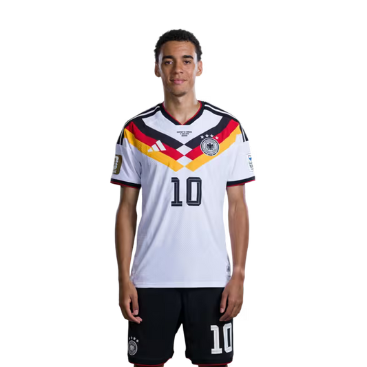 Trikot der deutschen Fußballnationalmannschaft für die Weltmeisterschaft 2026 (Spielerversion/Spielversion) — Mittelfeldspieler: Nr. 10 Jamal Musiala, Nr. 13 Pascal Gross, Nr. 16 Angelo Stiller