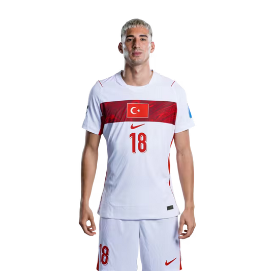 Türkiye 2026 Dünya Kupası Forması - Oyuncu Versiyonu - Maç Versiyonu - Defanslar: 18 Mert MULDUR, 20 Ferdi KADIOGLU, 25 Samet AKAYDIN
