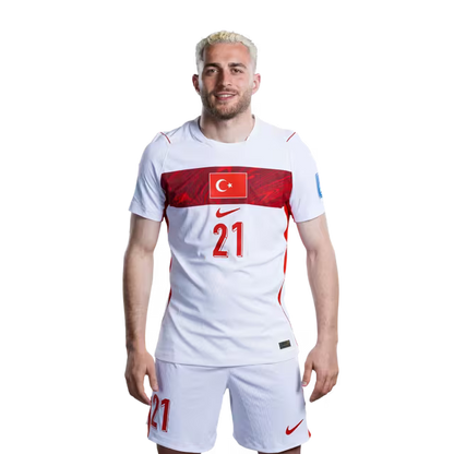 Türkiye 2026 Dünya Kupası Forması - Oyuncu Versiyonu - Forvetler: No. 21 Barış Alper YILMAZ, No. 24 Oğuz AYDIN, No. 26 Can UZUN