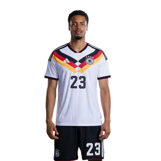 Trikot der deutschen Fußballnationalmannschaft für die Weltmeisterschaft 2026 (Spielerversion/Spielversion) – Mittelfeldspieler: Nr. 23 Felix Nmecha, Nr. 25 Assan Ouedraogo