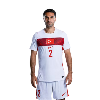 Türkiye 2026 Dünya Kupası Forması - Oyuncu Versiyonu - Maç Versiyonu - Defans: 2 Nihad MUJAKIĆ, 3 Merih DEMIRAL, 4 Çağlar SOYUNCU