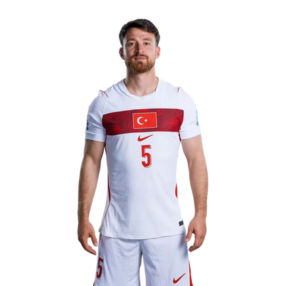 Türkiye A Milli Futbol Takımı 2026 FIFA Dünya Kupası Forması (Oyuncu Versiyonu ve Maç Versiyonu) – Orta Saha Oyuncuları: 5 Salih Özcan, 6 Orkun Kökçü, 10 Hakan Çalhanoğlu