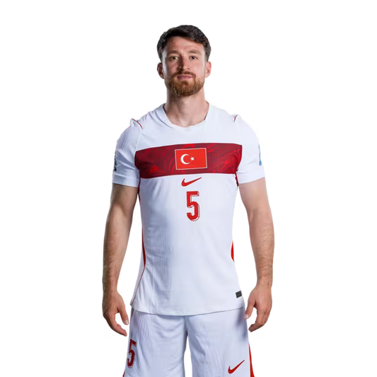 Türkiye A Milli Futbol Takımı 2026 FIFA Dünya Kupası Forması (Oyuncu Versiyonu ve Maç Versiyonu) – Orta Saha Oyuncuları: 5 Salih Özcan, 6 Orkun Kökçü, 10 Hakan Çalhanoğlu